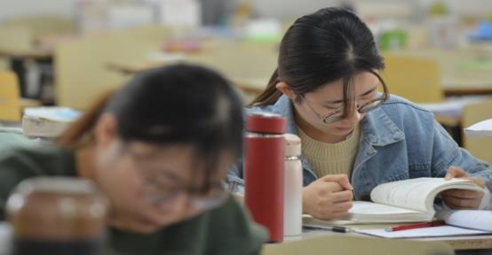 一更育儿|考研复试前要不要给导师“送礼”?聪明的学生,一般都是这样做的