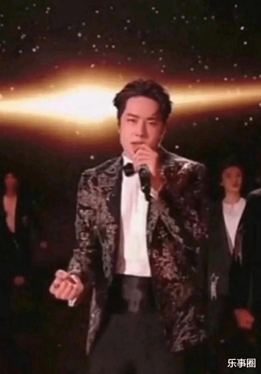 王一博|王一博舞台照引热议，表情崩了、身形臃肿，网友：像个精神小伙