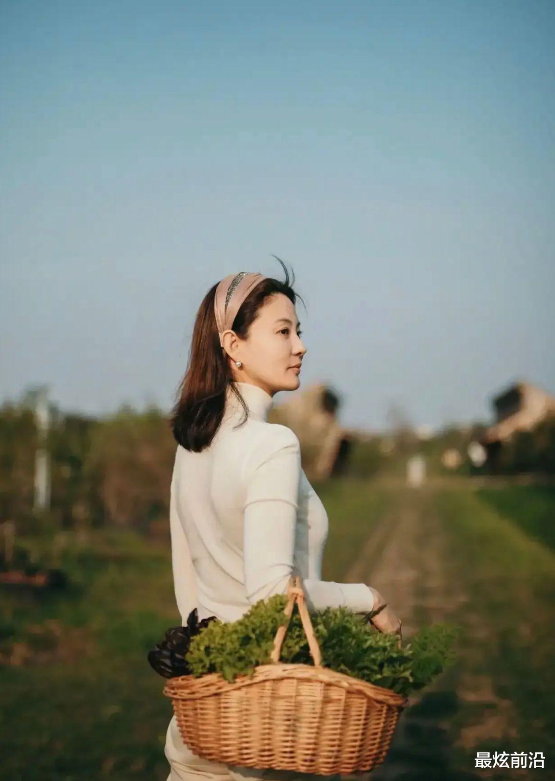 最炫前沿 央视美女主持人刘芳菲，一身白色穿着端庄温婉，久未露面美丽依旧