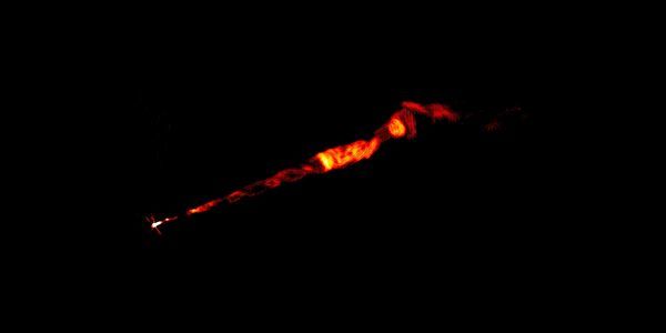 天文学家从巨大星系喷流中发现双螺旋结构