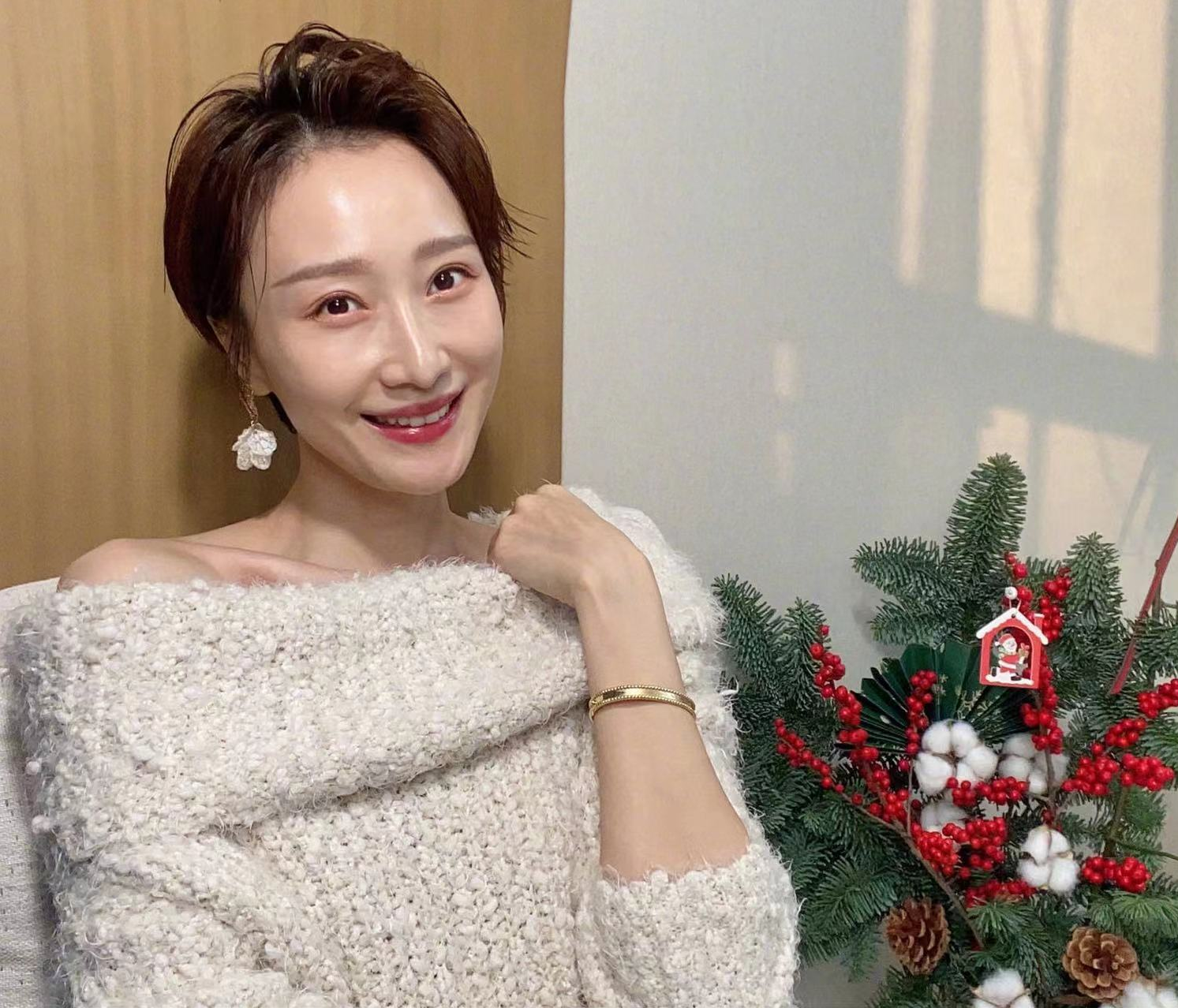 肖涵|35岁女星当妈后情绪崩溃！产后患病直言想跳楼，已生两胎儿女双全