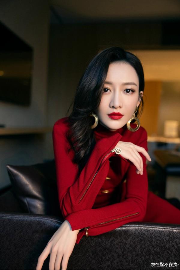 运动裤|王鸥身材有多好?遮脖子的高领裙也能秀出玲珑曲线,一般人穿不了