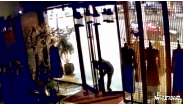 疾驰的辉腾 广东东莞：两青年从石排乘坐公交车来石龙作案，目前双双被抓获归案