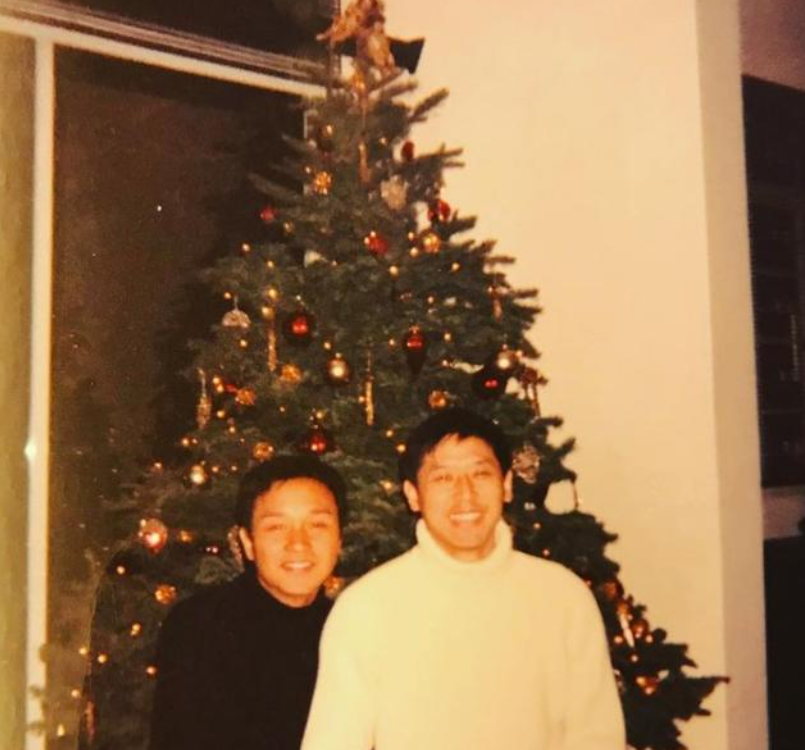 lisa|唐鹤德晒与张国荣圣诞旧照，二人穿西装笔挺帅气，绅士范十足