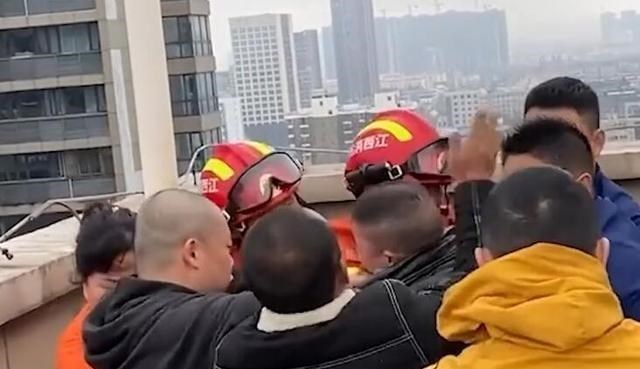 超人爸爸 怒其不争！男子因情感问题欲跳楼，被救下后亲哥怒扇他两耳光