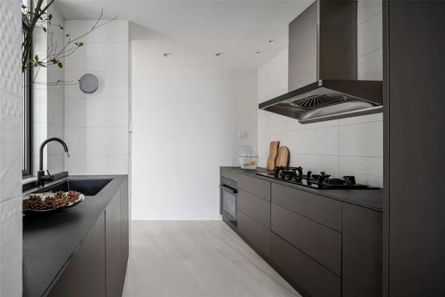 210㎡简约大平层，淡雅温馨、绿植装饰，生活文艺舒适