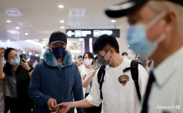 Ainee小屋|吴奇隆虽然比王耀庆大3岁，可是同框好像弟弟，穿虎头T恤挺可爱