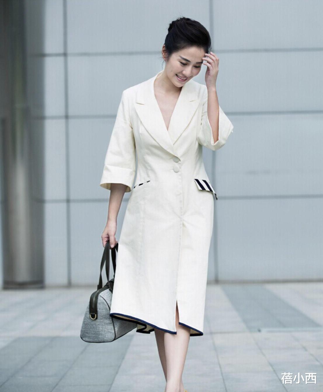 连衣裙|叶璇这样穿显得好丰满,粉色挂脖连衣裙配马尾,熟女韵味更惊艳