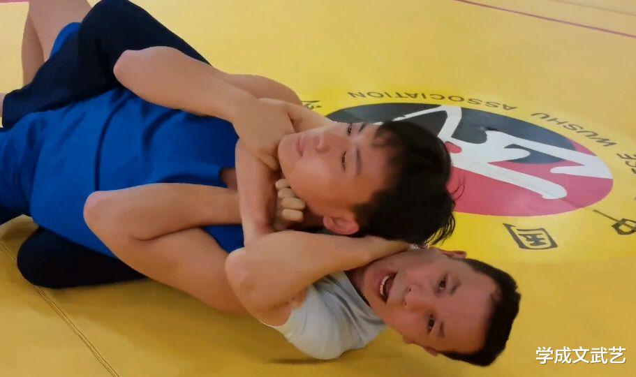 李景亮|武术高手找到破裸绞方法，“穿插手掌”、格挡对方手臂，这样能行？