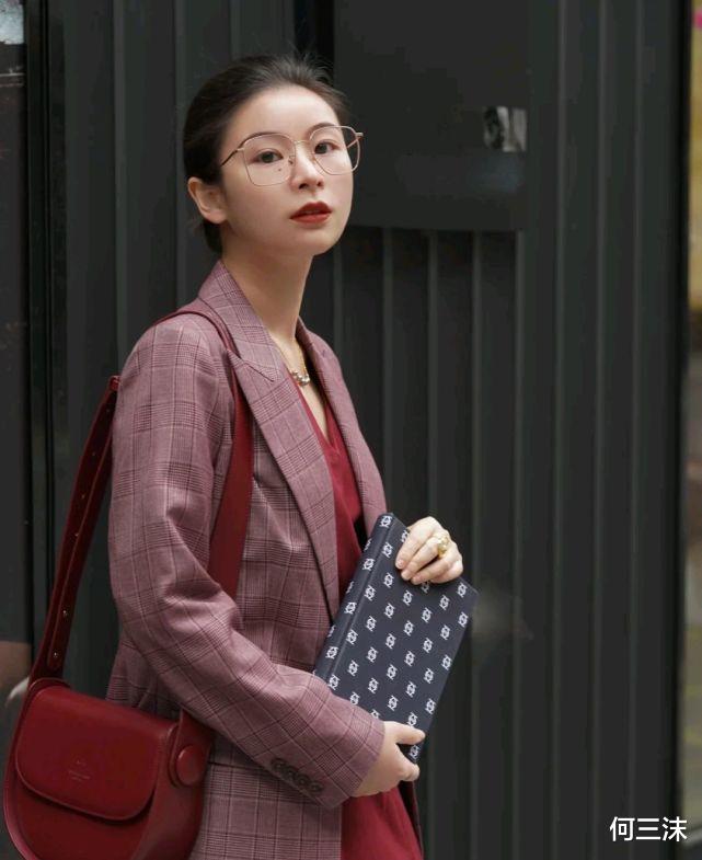 穿衣搭配|职场穿搭不要只会西装配西裤，可以尝试其他的风格，别有一番风味