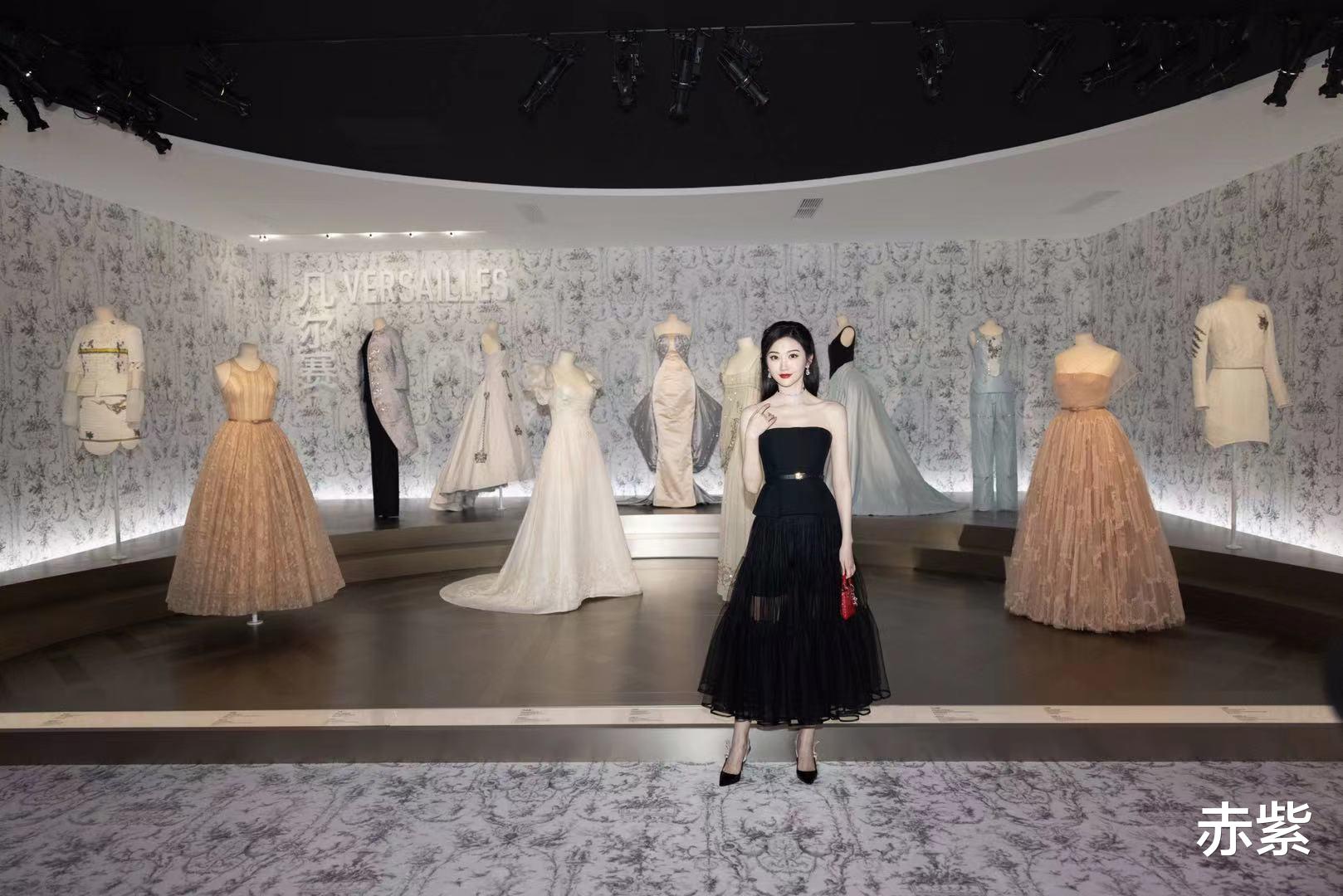 赤紫|景甜出席活动穿黑色连衣裙搭配红色小包，白到发光很甜美