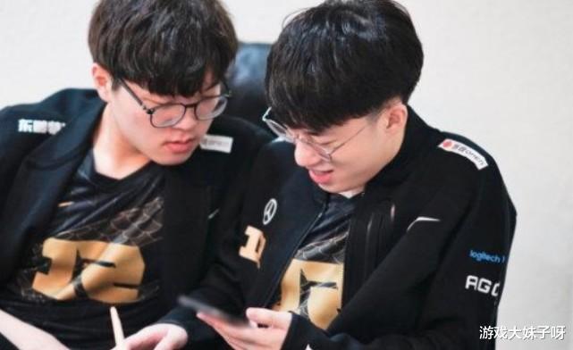 教练|小虎直播诉苦,EDG冠军教练加盟是噩梦,刚来大家就要叫他开哥