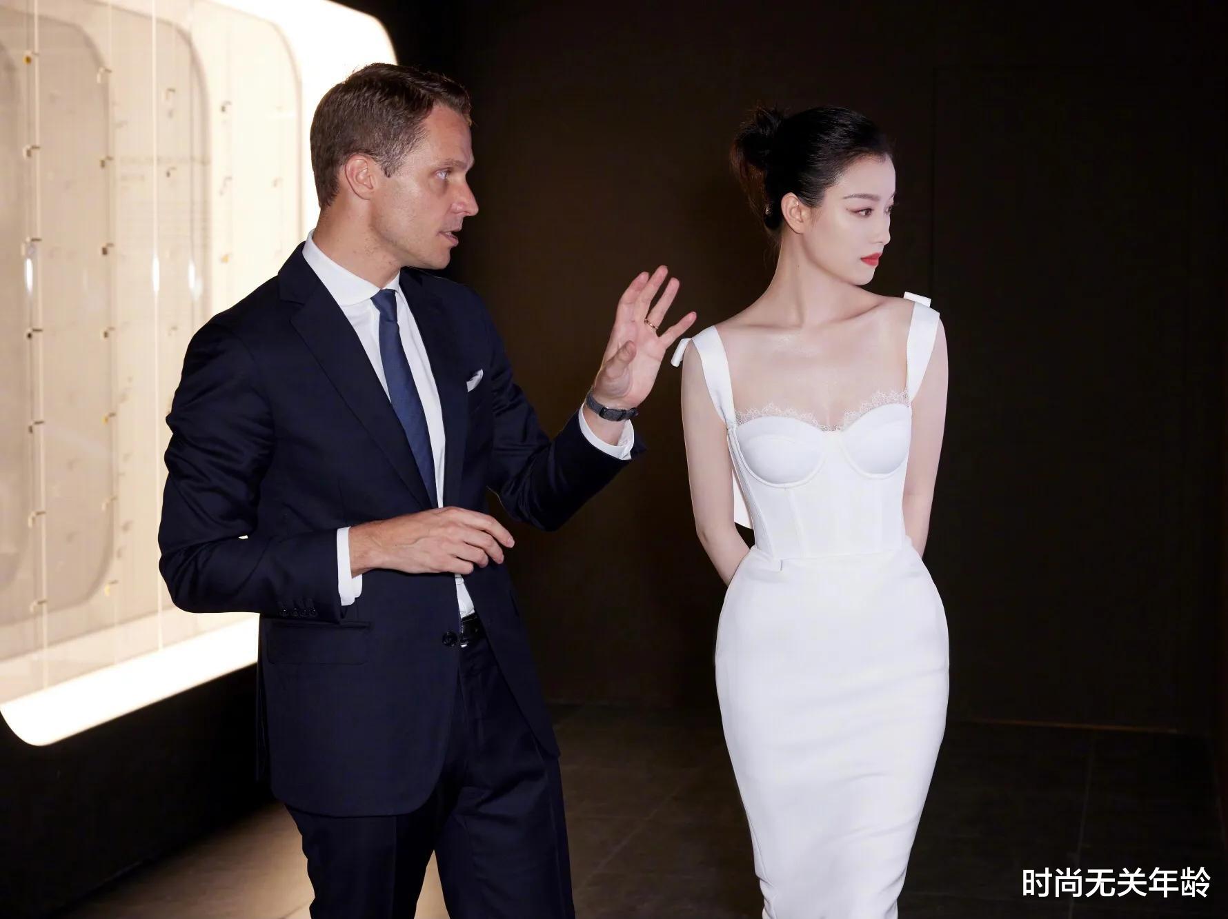时尚无关年龄|内衣外穿难看？看倪妮的胸衣式礼服，才知道什么是美得高级