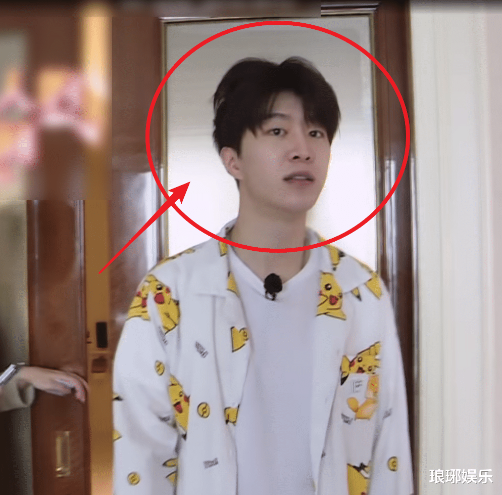 明星素颜|王牌6要求全员素颜玩游戏，看清怼脸的镜头，谁在偷偷作弊很显然