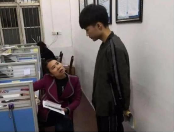 |有种颜值叫“当班主任一年”，颜值变化逗笑网友：知识改变命运