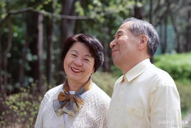 小马达情感故事|71岁老人的睿智养老：不请保姆不去养老院，三个儿子都抢着来照顾