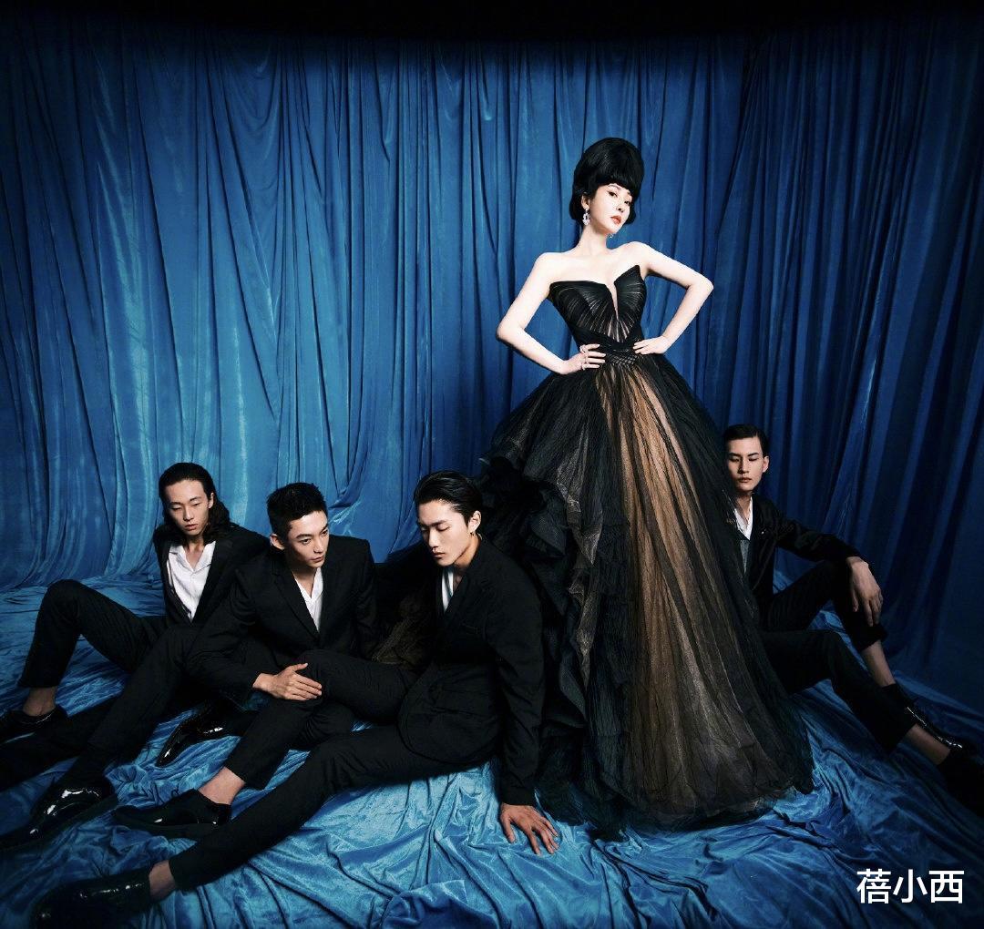 蓓小西 柳岩真是“性感尤物”，穿黑色抹胸看不出勒痕，3D原装身材太赞