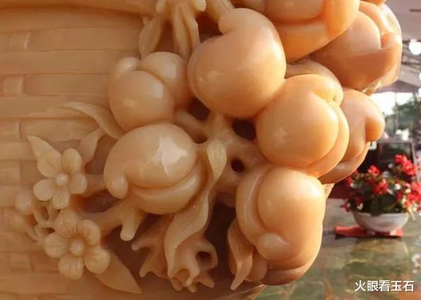 雕刻|6位玉雕师纯手工雕刻玉石花篮，重为1.5吨，吸引了大众的眼球