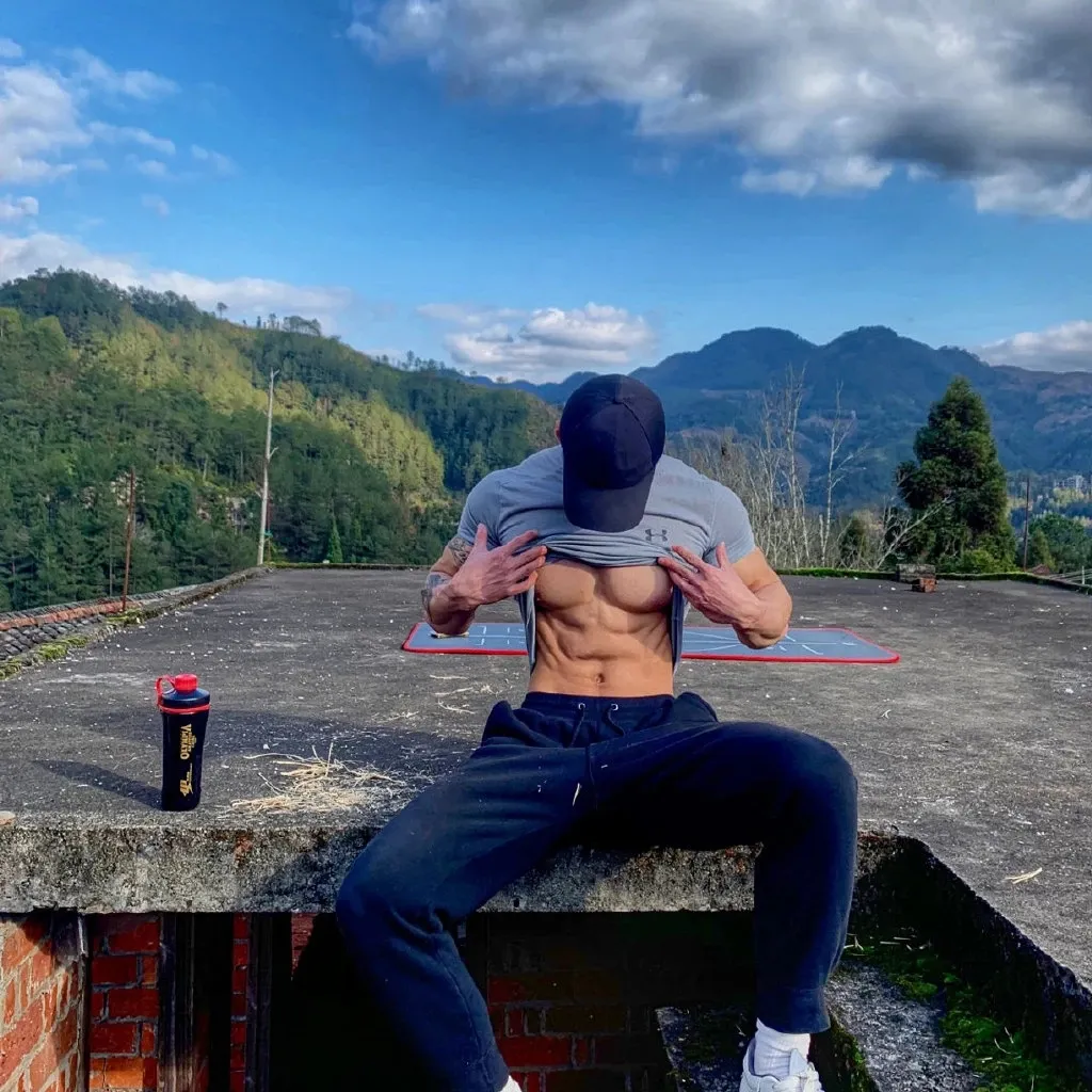 松山芭蕾舞团|酷似林更新的185肌肉私教被抓拍，没想到他的沙滩照更好看