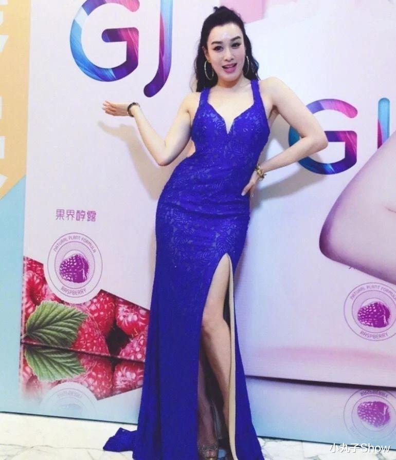 |难怪51岁钟丽缇可以姐弟恋，蓝色礼服裙穿出肉感，嫩得像小姑娘