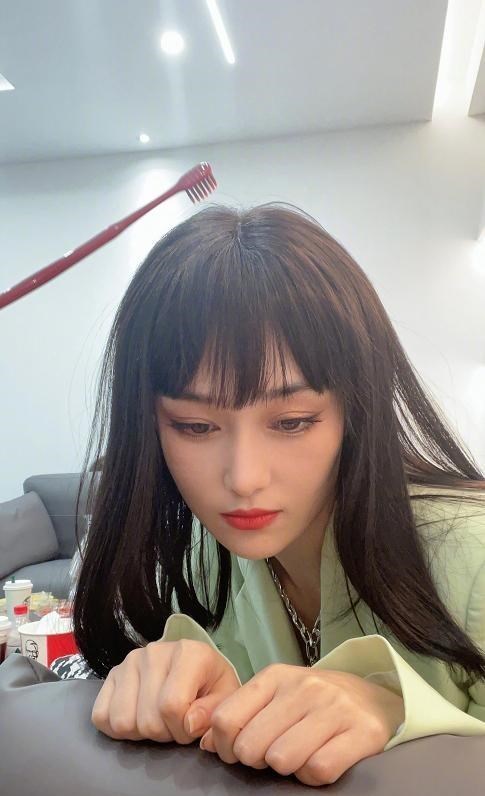 张馨予|张馨予戴假发晒美照，质疑老公身材，被强壮的胳膊抢镜后生气了？