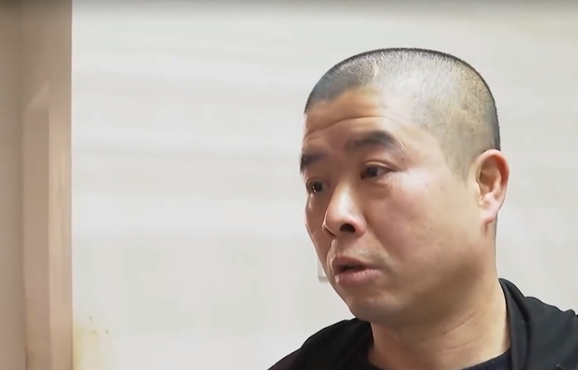 父母家里拆迁,失踪8年的儿子连夜坐火车回家尽孝,母亲:别装了