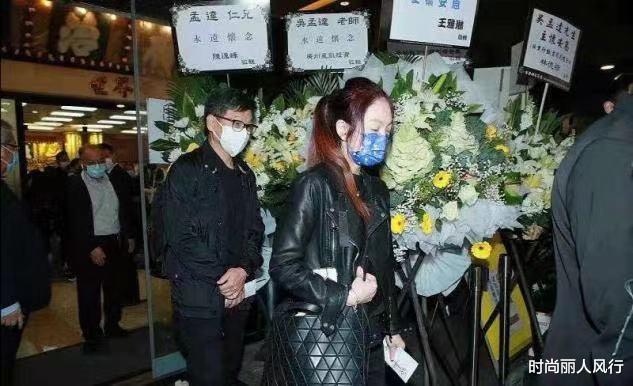 吴孟达|吴孟达出殡现场！大女儿一头红发气质高冷，身材高挑比妹妹瘦一圈