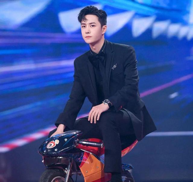 王一博|王一博上报纸了，整版头条全方位覆盖，不同凡响的待遇