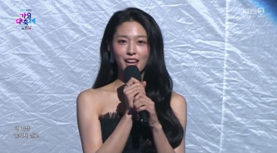 kbs|身穿黑色礼服的雪炫，演唱“与你同行”「KBS歌谣大庆典」