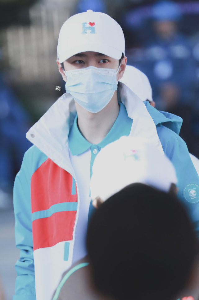 王一博|王一博被质疑送物资是作秀，韩红发文力挺王一博：他很勇敢，感谢陪伴