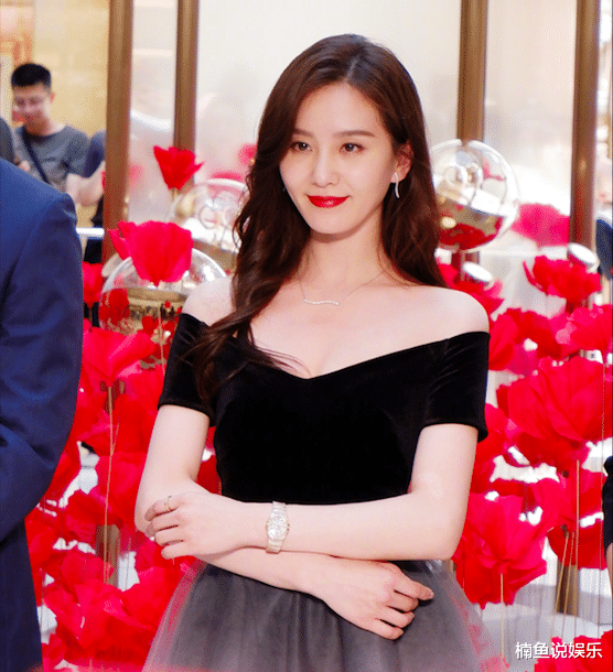 刘诗诗|路人镜头下的刘诗诗有多美？身穿纱裙大秀香肩，气质优雅好惊艳