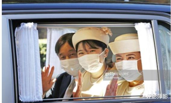 日本皇室晚辈探望祖父母,爱子戴花帽淡定挥手,悠仁穿和服显拘谨
