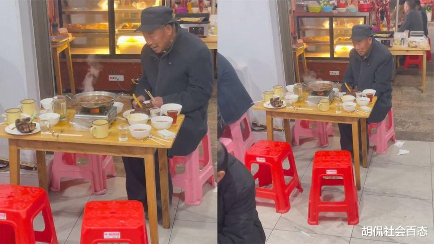 贫困大爷点菜等贵客,独坐3个小时不见人来,网友知道真相后哭了