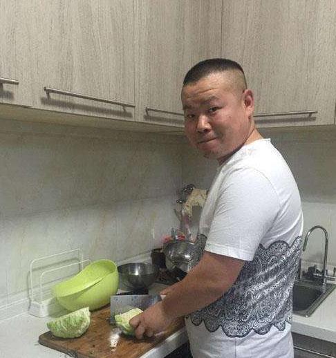 岳云鹏|岳云鹏现实中的家：从小家庭就很贫苦，如今家里还保留烧柴的灶头