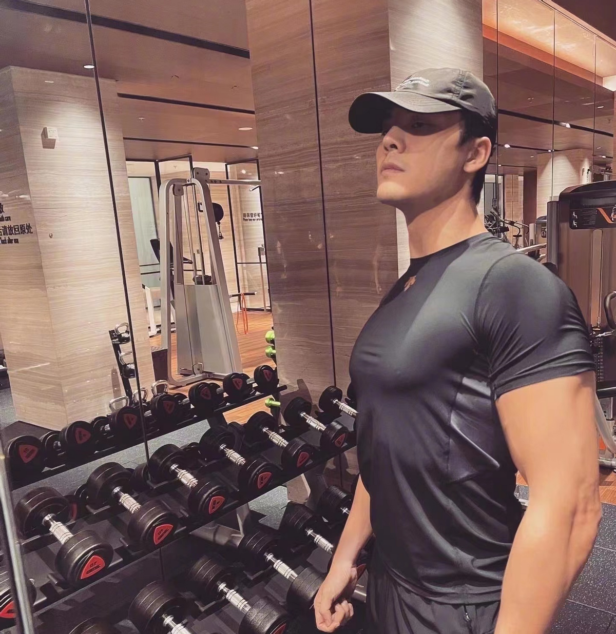 陈伟霆|陈伟霆与小11岁女星拍亲密戏！贴身拥抱表情兴奋，女方害羞埋肩