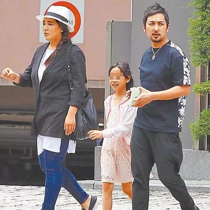 胡盈祯|结婚12年,分居7年,老公偷吃13次,光芒之下的胡盈祯有多凄凉?