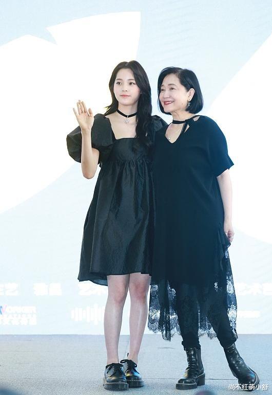 尚不红萌小舒|傅娟59岁依旧温婉可人，一身黑色打扮时髦，气质不输零零后女儿