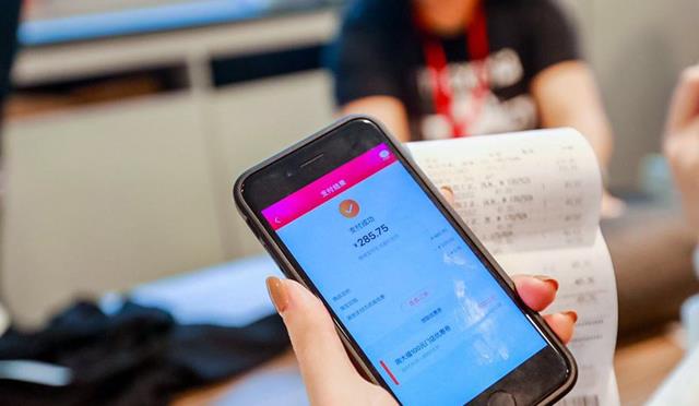 小超侃事|年轻人买东西追求“性价比”，催生一个新市场，每年210万人买？