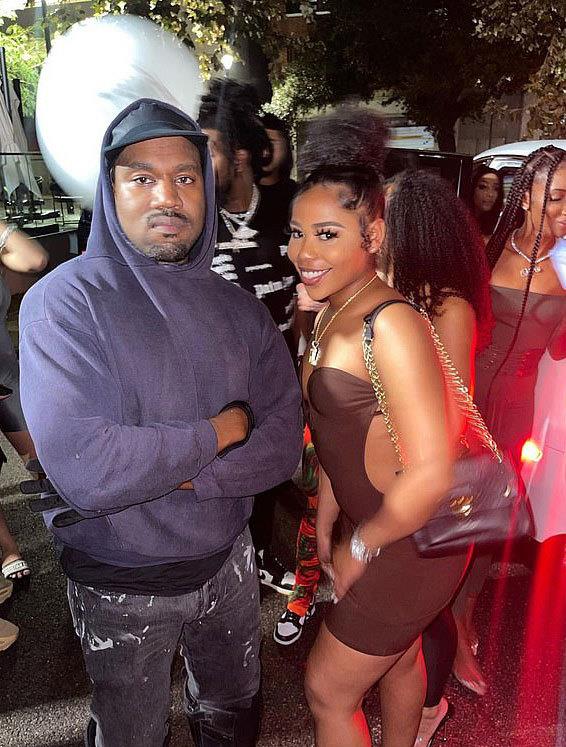 侃爷|侃爷多人派对上被美女围绕,摆脱金·卡戴珊带来的心伤,笑得灿烂