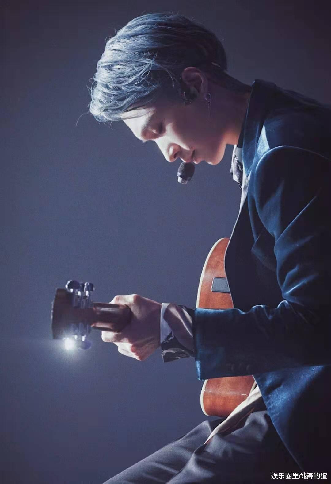 卷发|张艺兴彩妆大片上线，看到效果图才明白，黄子韬拒绝摆拍不无道理