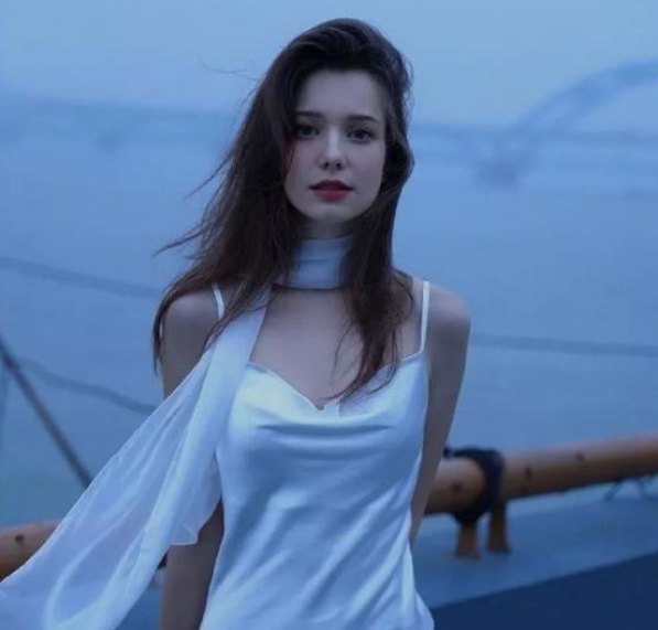 校花|浙大4国混血校花火了，侧颜酷似女明星赵薇，收获网友一致好评