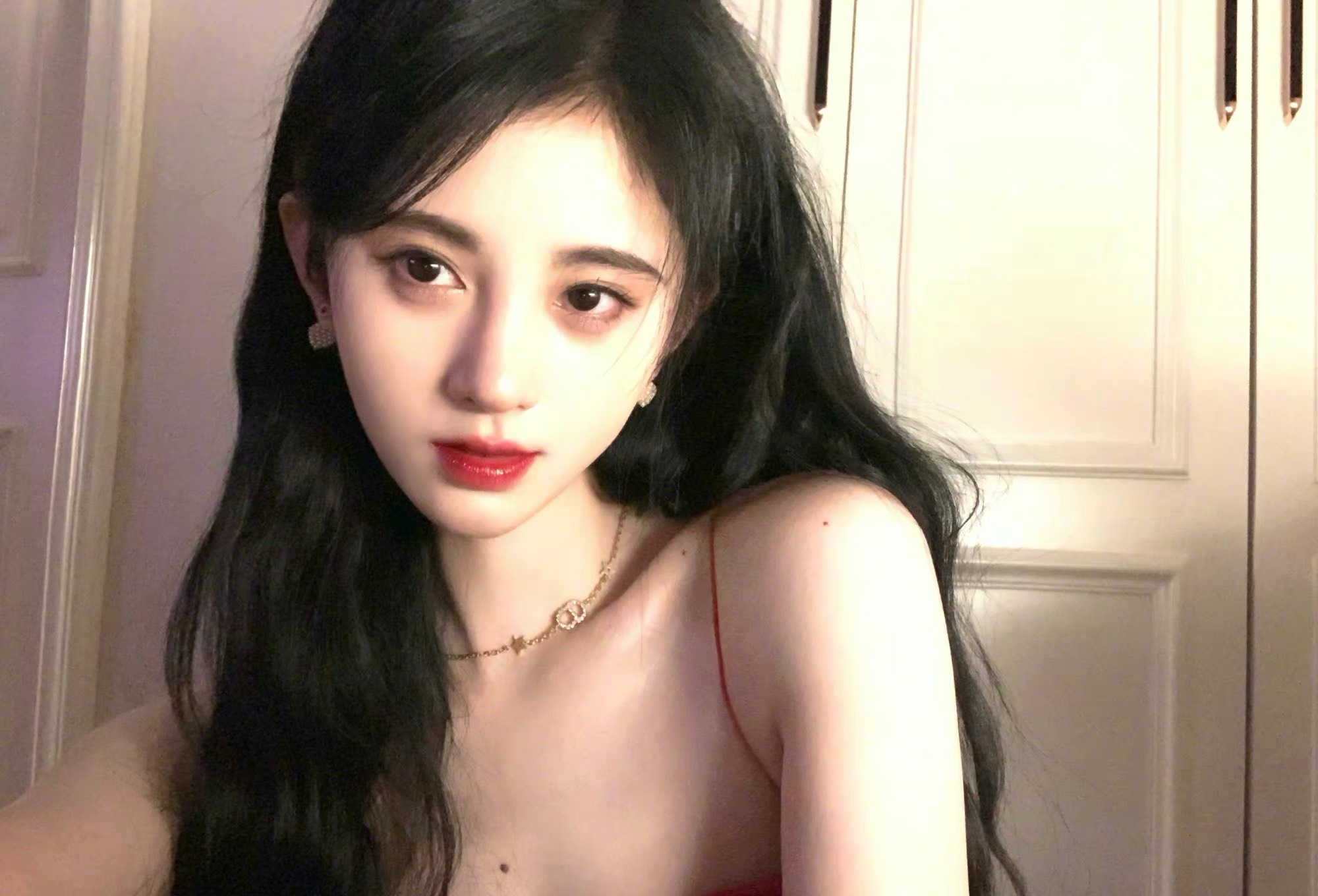 鞠婧祎|鞠婧祎造型再次封神，连发丝都做到了精致好看，靠妆造成当红小花