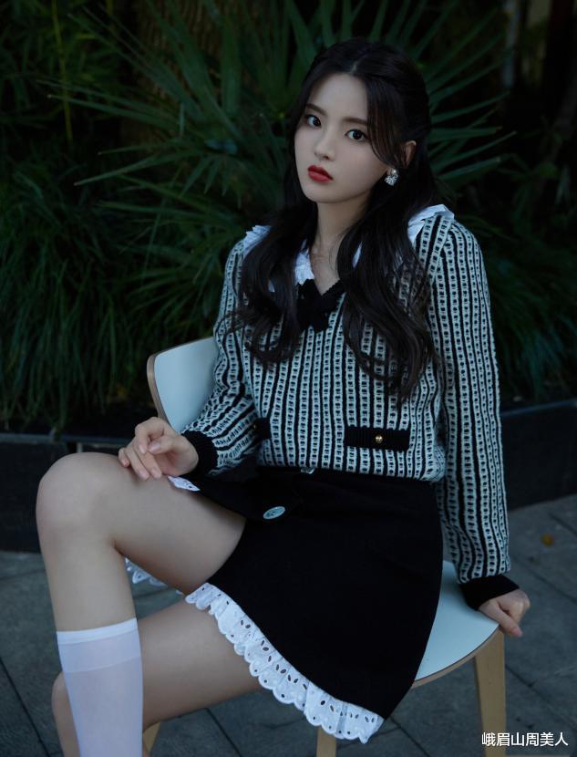 峨眉山周美人|杨超越身材这么有料?穿粉色吊带裙甜美可爱,身材凹凸挺撩人