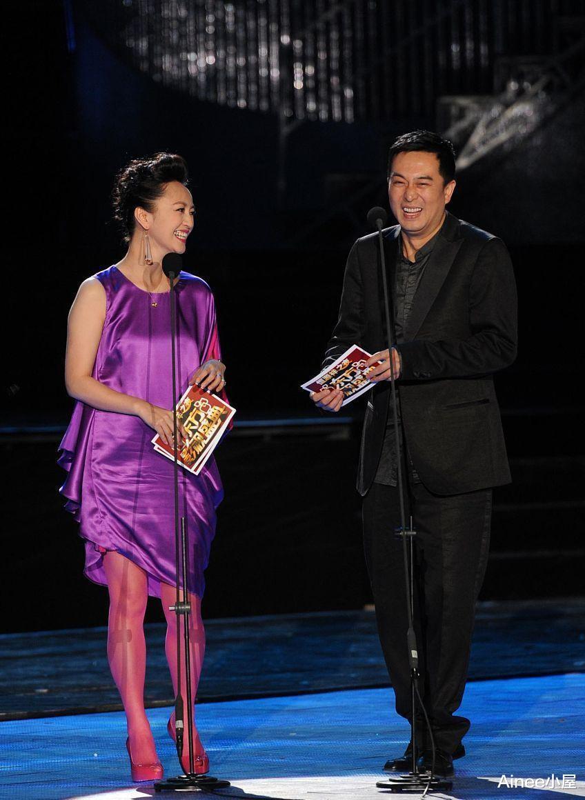 裙装 罗海琼真没老板娘的气场，穿金色缎面裙也很清纯，短发看着挺可爱