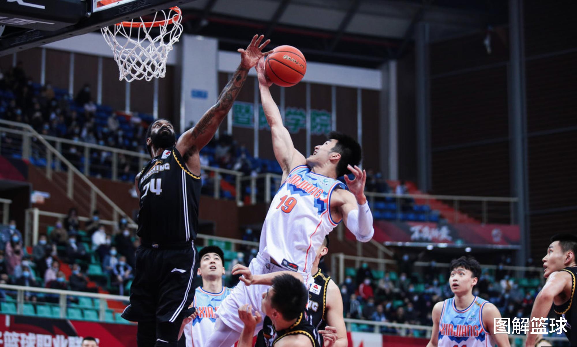 辽宁男篮|辽宁小将不给张镇麟传球惹怒杨鸣，随后的举动更是气得蒋兴权怒骂