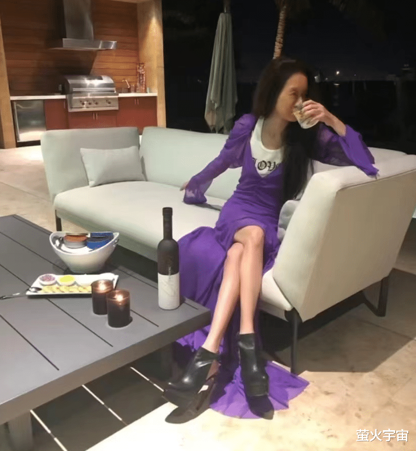 郝蕾|72岁华裔王薇薇素颜显疲态，穿紫色轻纱裙秀纤细筷子腿，皮肤白皙清冷