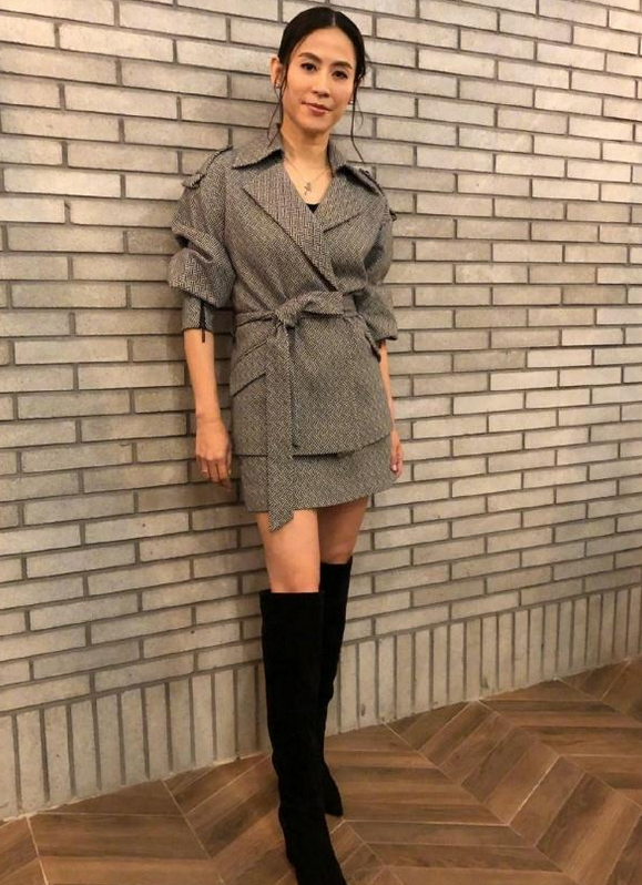 潮流新风 宣萱的服装选的高级,裸粉色毛衣配阔腿裤,51岁未嫁却活得精致