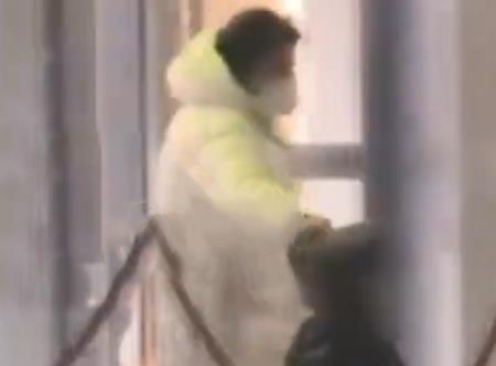 小海绵|杨颖带4岁儿子现身机场，小海绵仰着头和妈妈说话，样子十分可爱