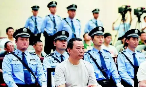 缘来妈咪|他身价四百亿，汶川地震给灾区捐5000万，被捕时搜出大量武器