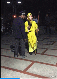 小叶娱记 “女友穿成这样去遛狗,谁能忍得了?”不把自己当外人啊!